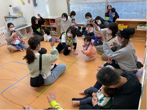 保護者とともに過ごす様子