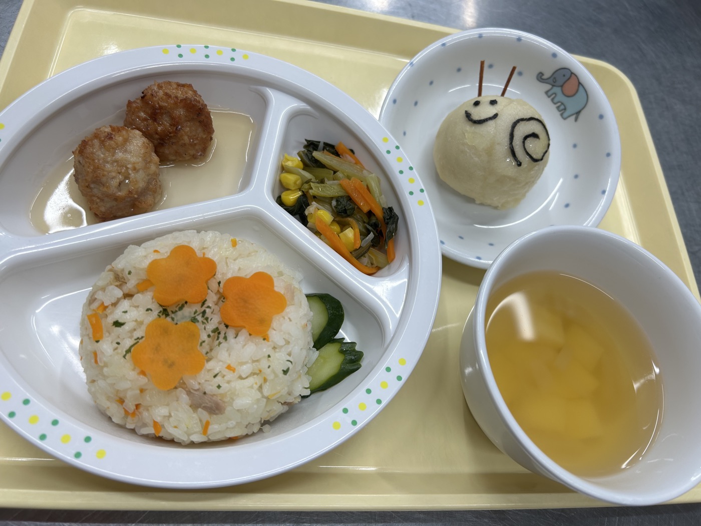 誕生会食（6月）あじさいピラフ